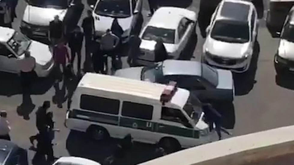 #Video Policía agrede a mujer que protesta contra uso obligatorio de hiyab