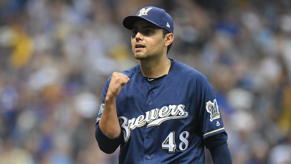 Joakim Soria logra primer triunfo en postemporada con Cerveceros
