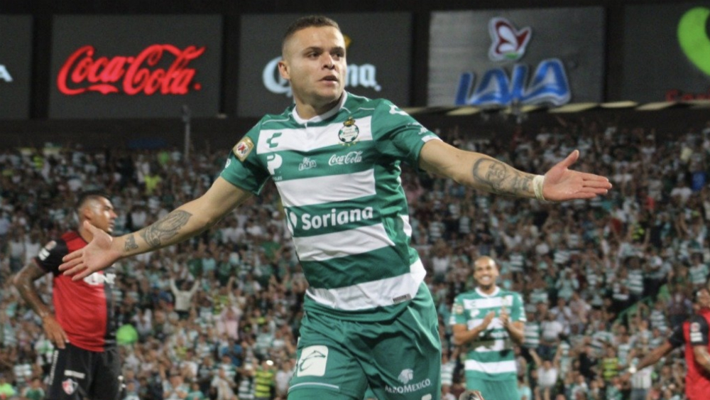 Santos Laguna vence al Atlas y asalta liderato de la Liga MX