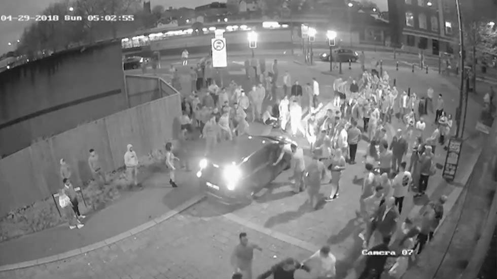 #Video Sujeto arrolla a dos mujeres afuera de club nocturno