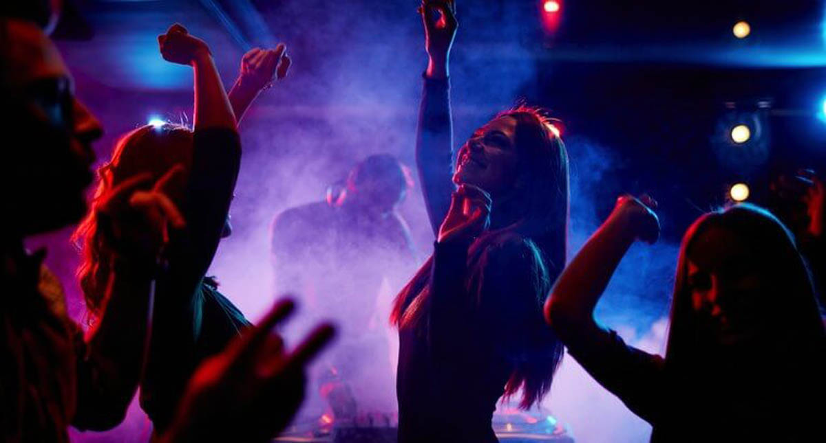 Joven se va de fiesta y amanece golpeada en cajuela de auto