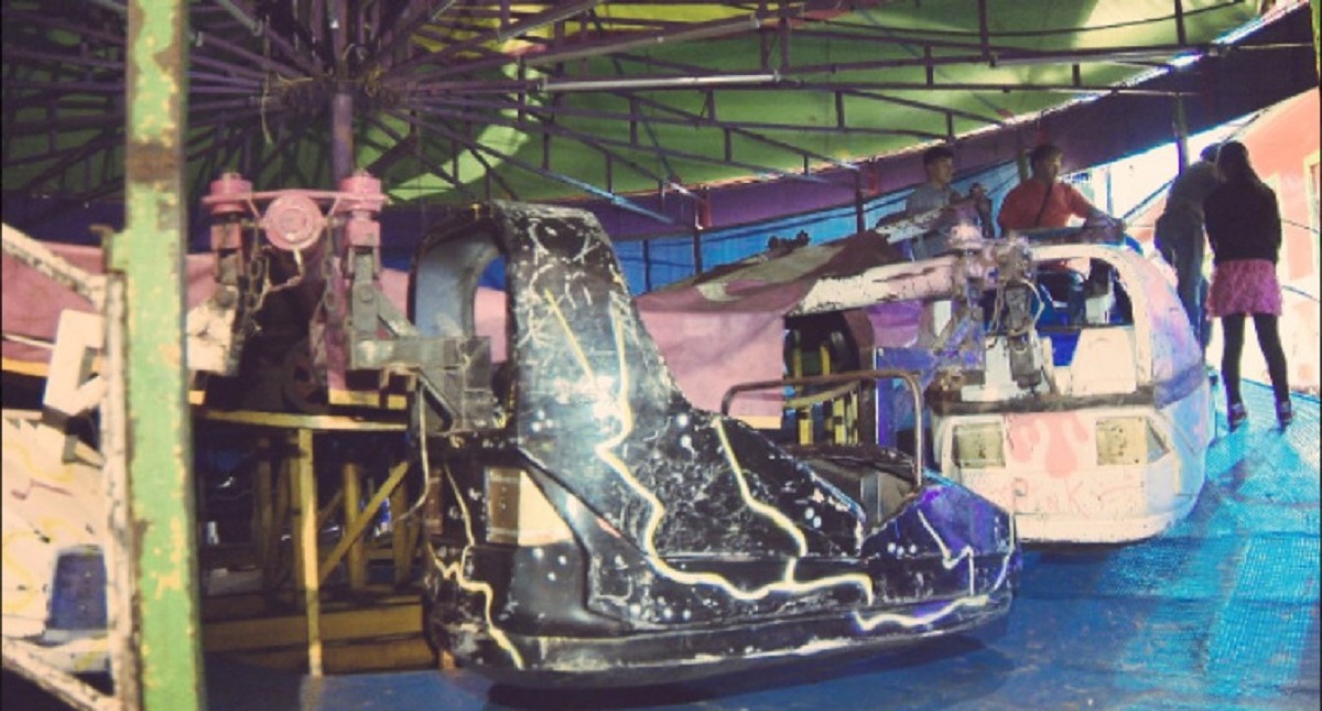 Joven y tres niños salen disparados de juego mecánico en la GAM