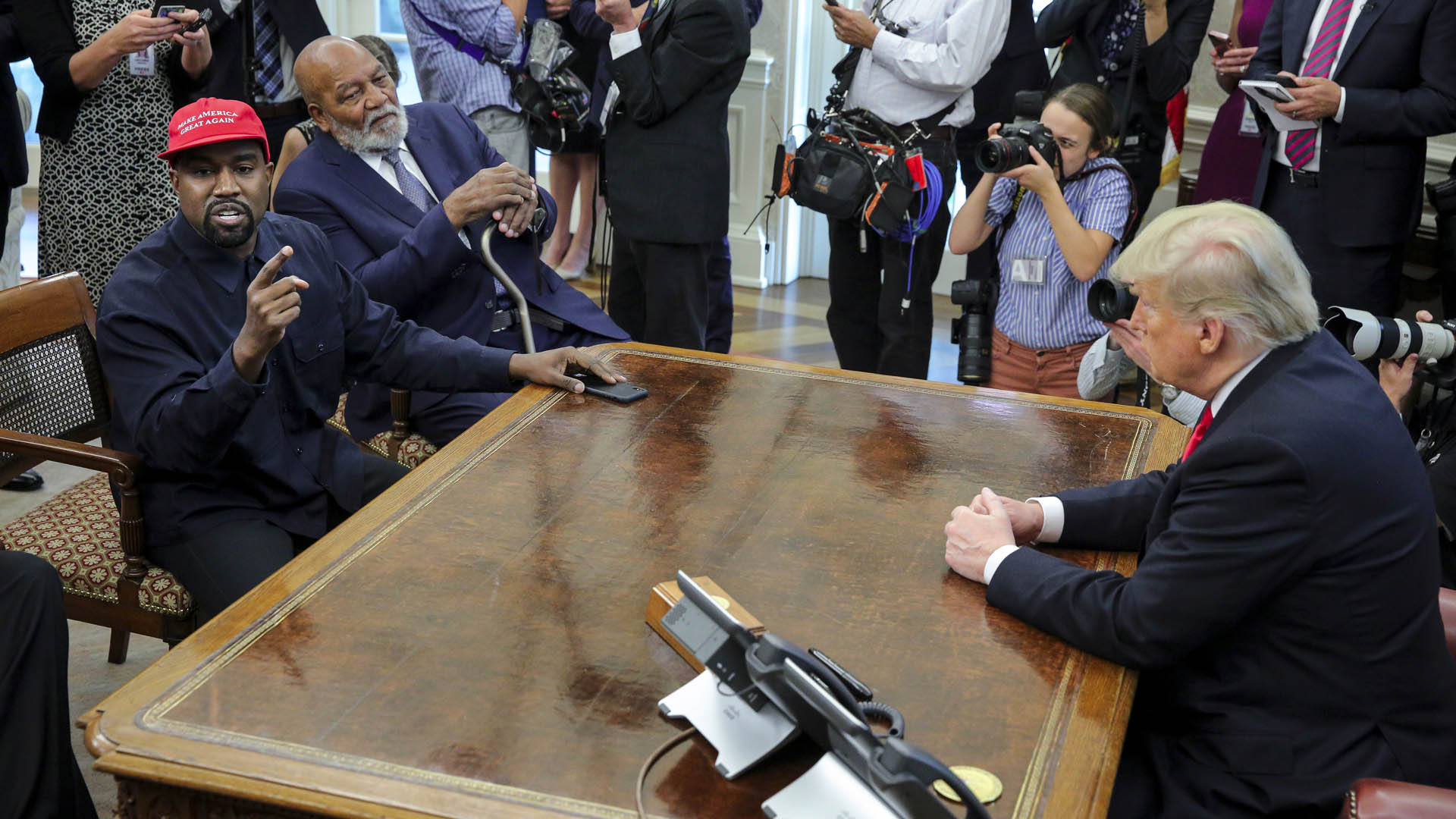 Kanye West visita a Donald Trump en la Oficina Oval