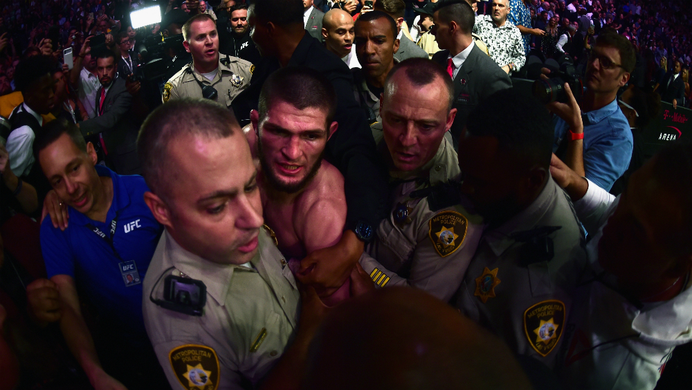 Nurmagomedov conservará título tras vencer a McGregor en escandaloso final