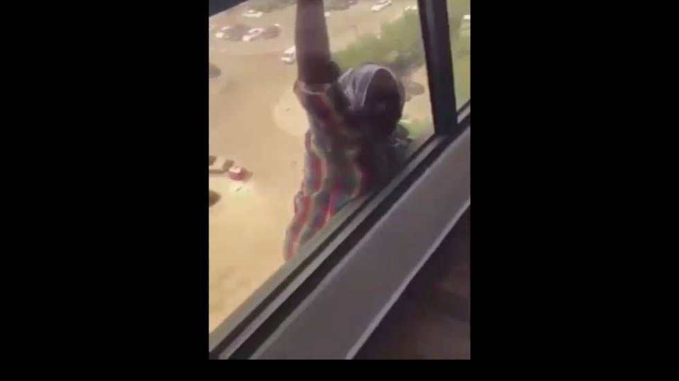 #Video Encarcelan a mujer que grabó caída de su empleada en Kuwait