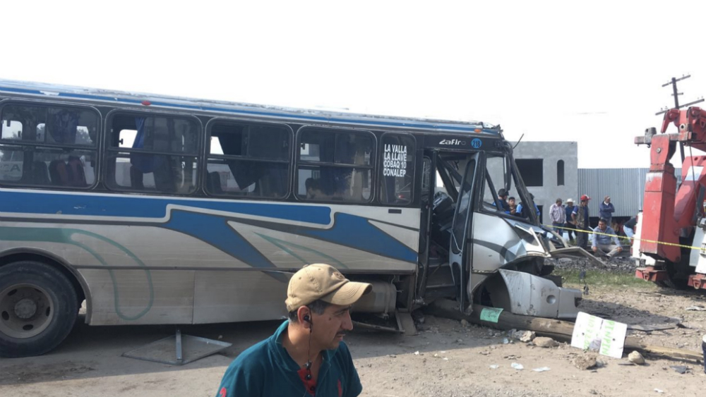 Tren arrastra camión de pasajeros en Querétaro; hay 10 heridos