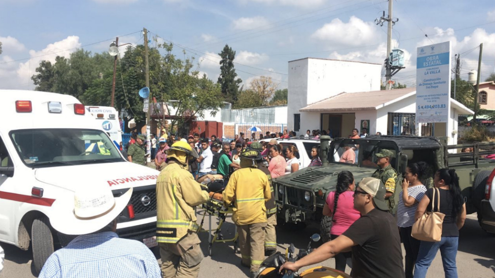 Tren arrastra camión de pasajeros en Querétaro; hay 10 heridos - la-valla-san-juan-del-rio-tren-autobus
