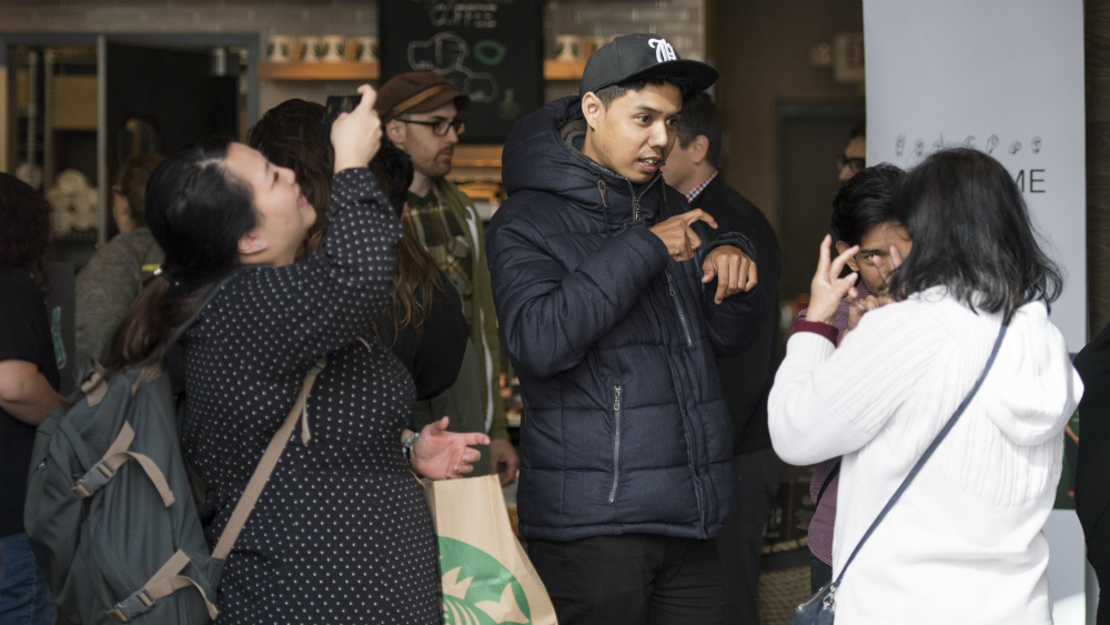Starbucks abre su primer café en lengua de signos en EE.UU.