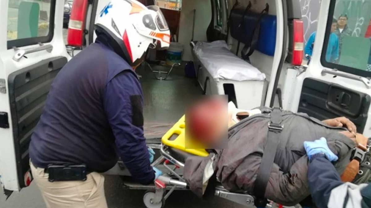 Pasajeros propinan golpiza a presunto asaltante