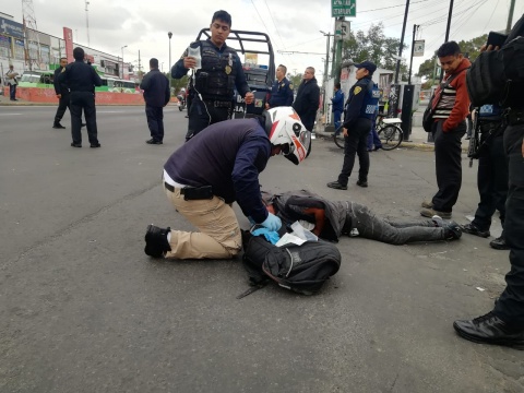 Pasajeros propinan golpiza a presunto asaltante - linchan-2