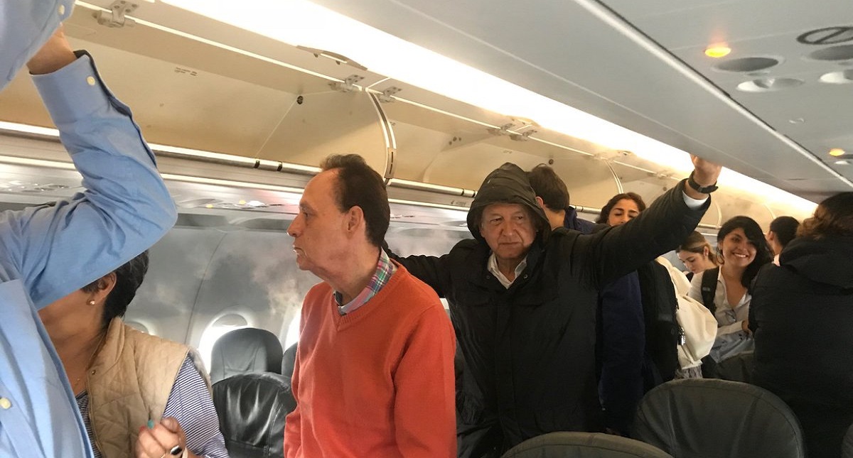 Lluvia en Cancún impide a López Obrador bajar de avión