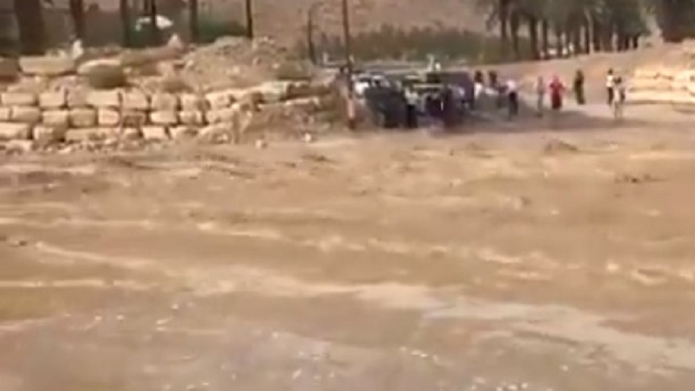 Lluvias arrastran autobús escolar en Jordania y mueren 17