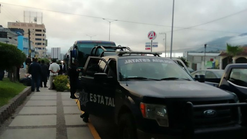 Más de 200 maestros en Guerrero regresan a clases escoltados por policías