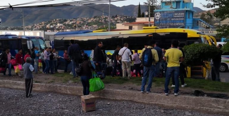 Más de 200 maestros en Guerrero regresan a clases escoltados por policías - maestros-escoltados-guerrero1