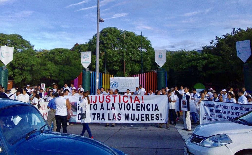 Marchan médicos de Acapulco para exigir justicia por asesinato de oftalmóloga del IMSS