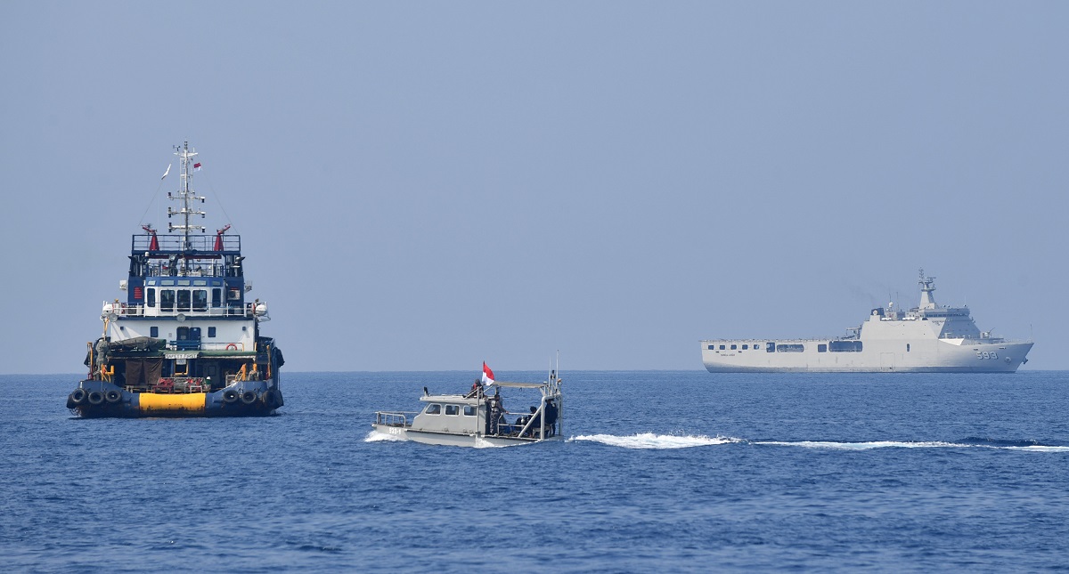 Hallan posible fuselaje de avión accidentado en Yakarta