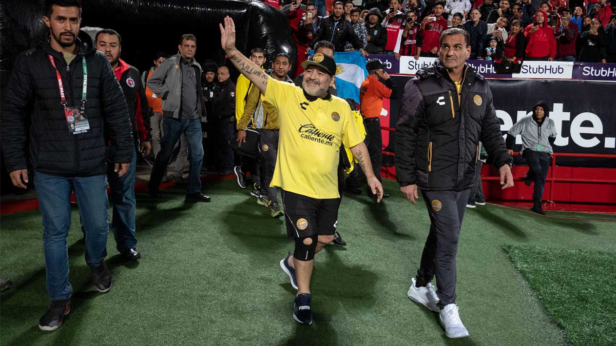 Maradona critica a Messi y se postula para dirigir al Tri