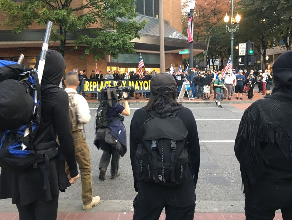 #Video Manifestación de derecha en Oregon termina en riña - marchas-oregon-enfrentamientos-derecha-3