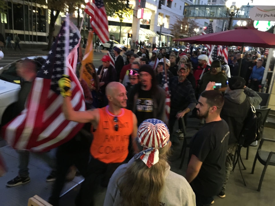 #Video Manifestación de derecha en Oregon termina en riña - marchas-oregon-enfrentamientos-derecha-4