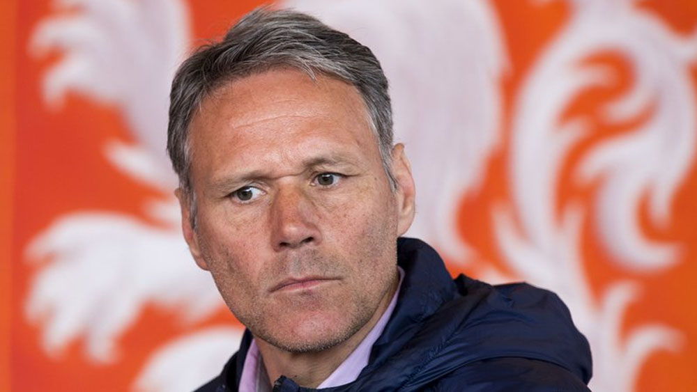 Marco van Basten deja cargo en la FIFA