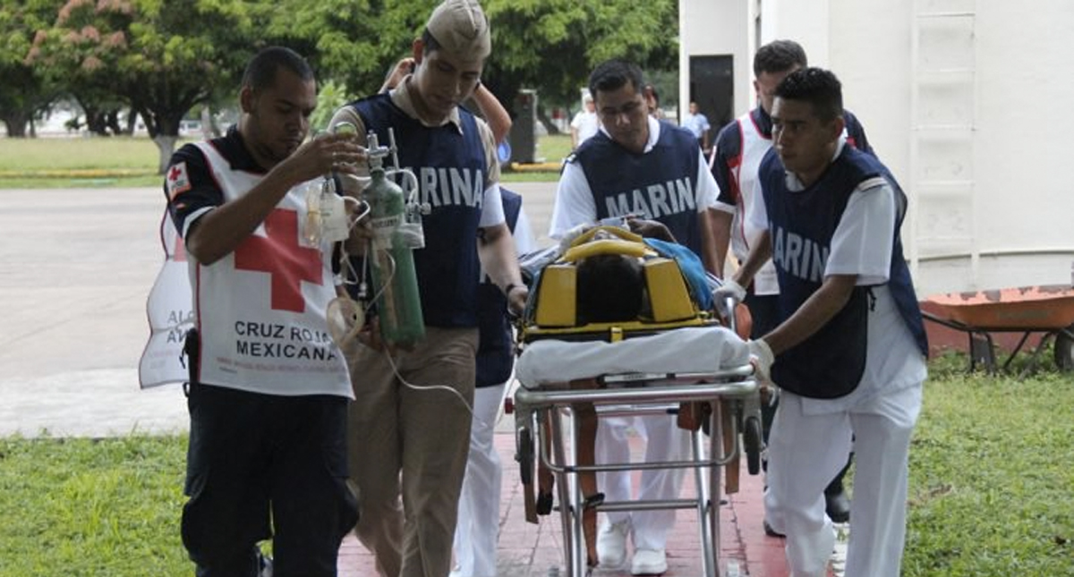 Rescatan a hombre que sufrió accidente en costas michoacanas