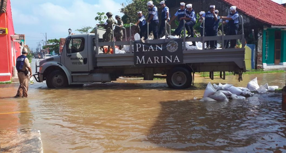 Marina entrega apoyos a damnificados en Tlacotalpan