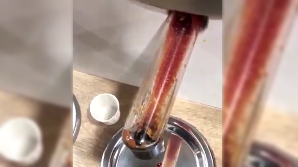 #Video Hallan gusanos en contenedor de catsup en McDonald’s