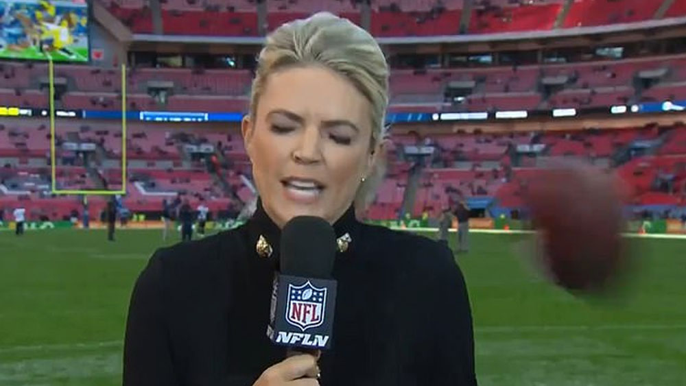 #Video Golpean a reportera de la NFL durante transmisión en vivo