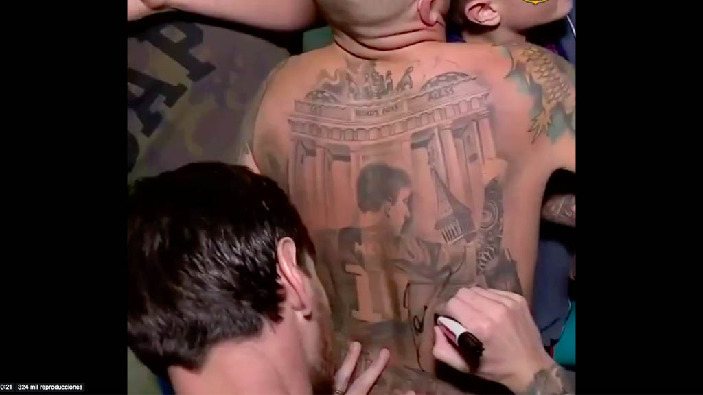 #Video Messi firma tatuaje de sí mismo en espalda de aficionado