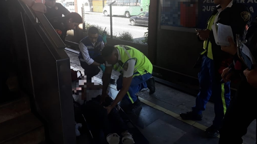 Convoy del Metro arrastra a una mujer en estación Portales