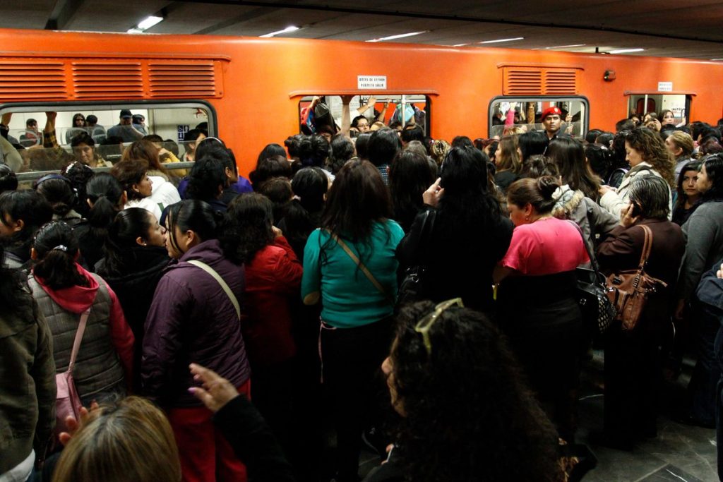 Usuario rompe vidrio de vagón y suspende el servicio del Metro - metro
