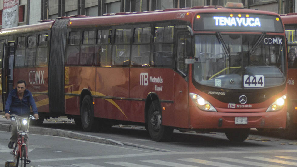 Nudo vial interrumpe servicio de Metrobús en la Línea 3