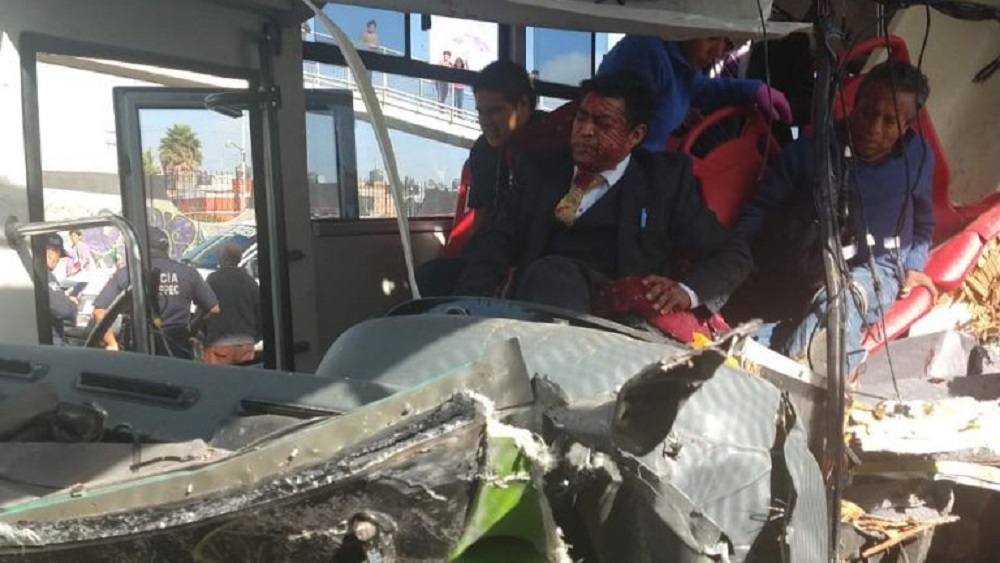 #Video Mexibús choca contra puente peatonal en Ecatepec - mexibus-l1-accidentado