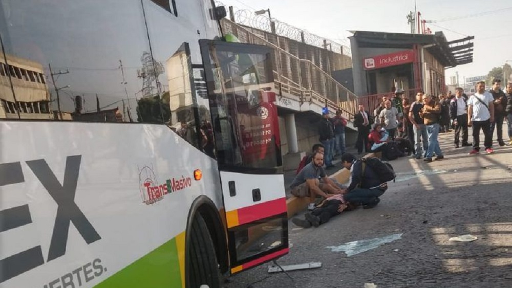 #Video Mexibús choca contra puente peatonal en Ecatepec - mexibus-l1-accidente