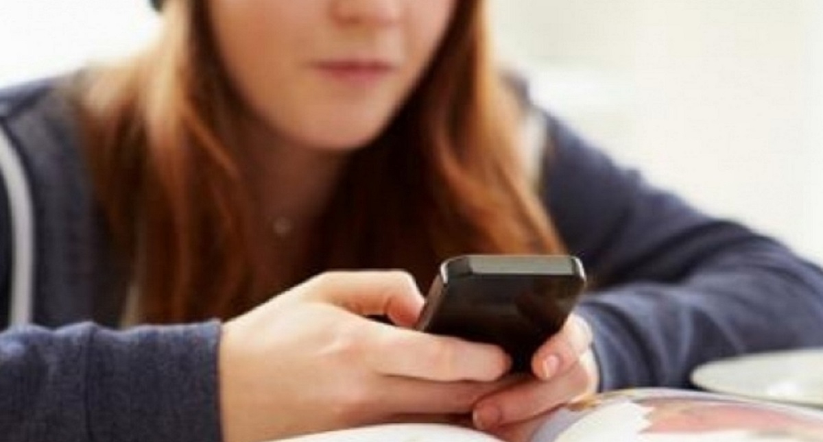 Mexicanos usan el celular para fingir estar ocupados e ignorar personas