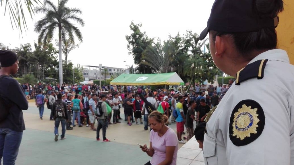 Enfrentamiento entre policías y nuevos migrantes deja 10 heridos