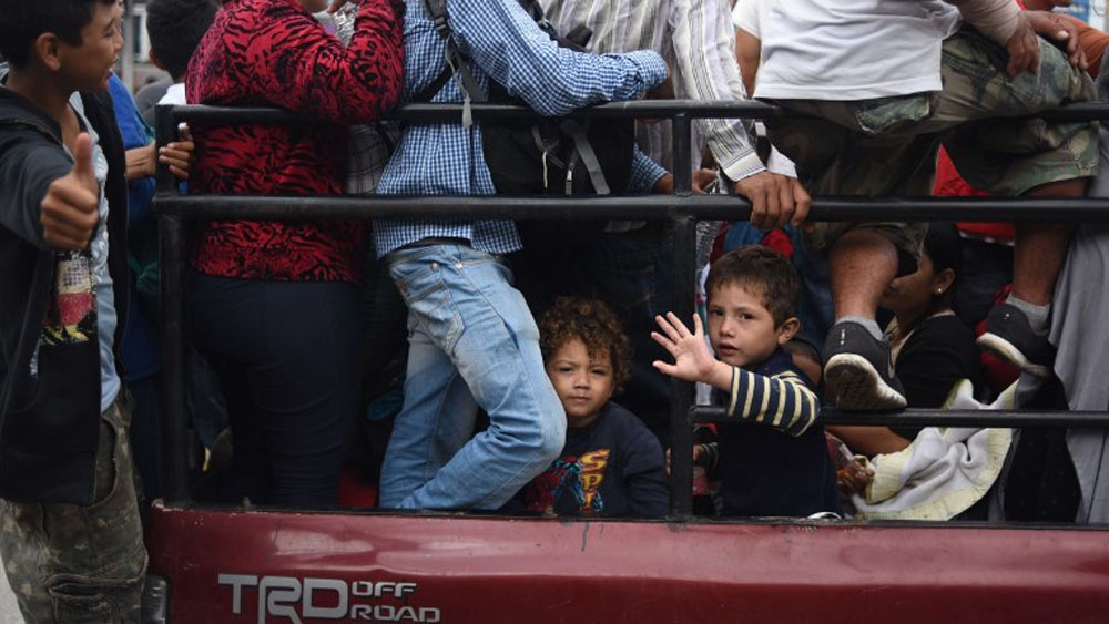 Migrantes se reagrupan en frontera de Guatemala con México