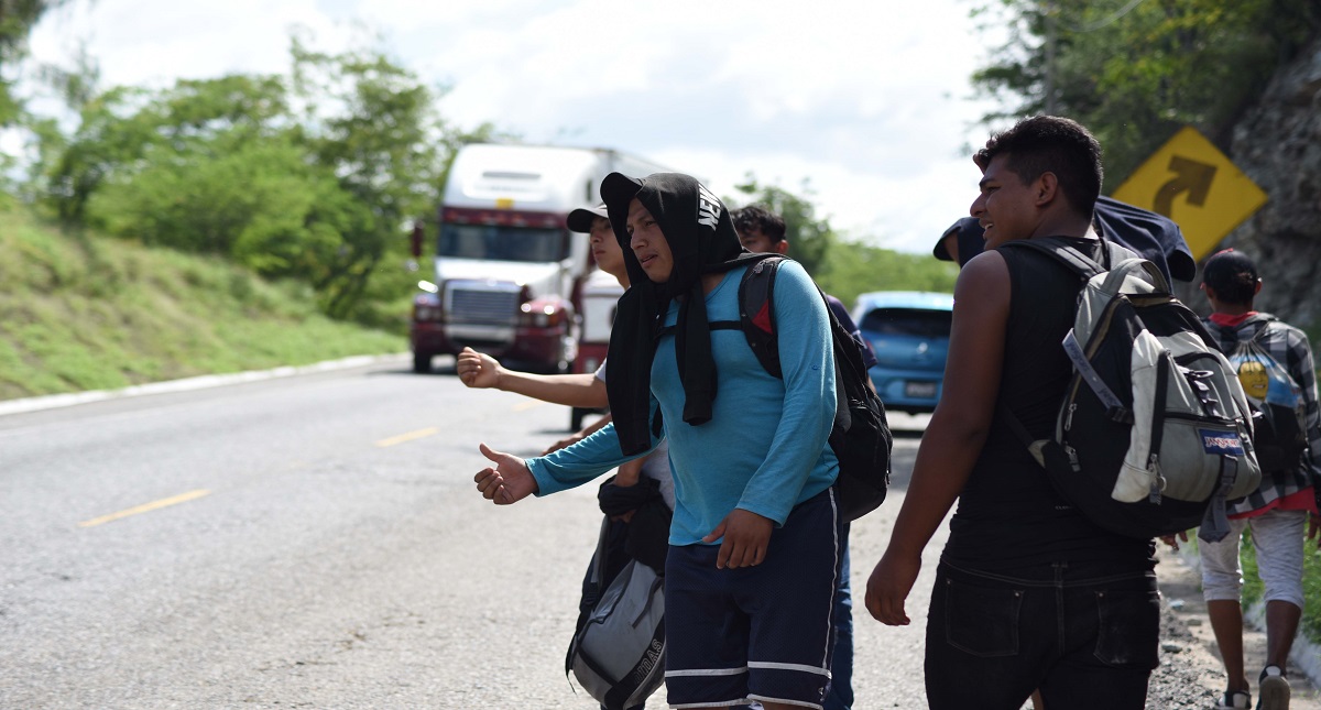 Ruta migrante incluiría la Ciudad de México - migrantes-pidiendo-aventon