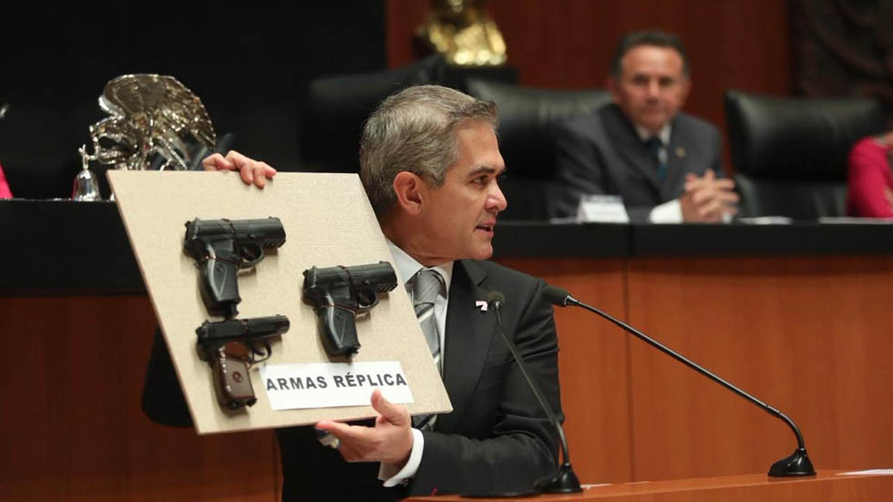 Mancera propone cárcel para quienes usen armas réplica en delitos - miguel-angel-mancera-pistolas-2