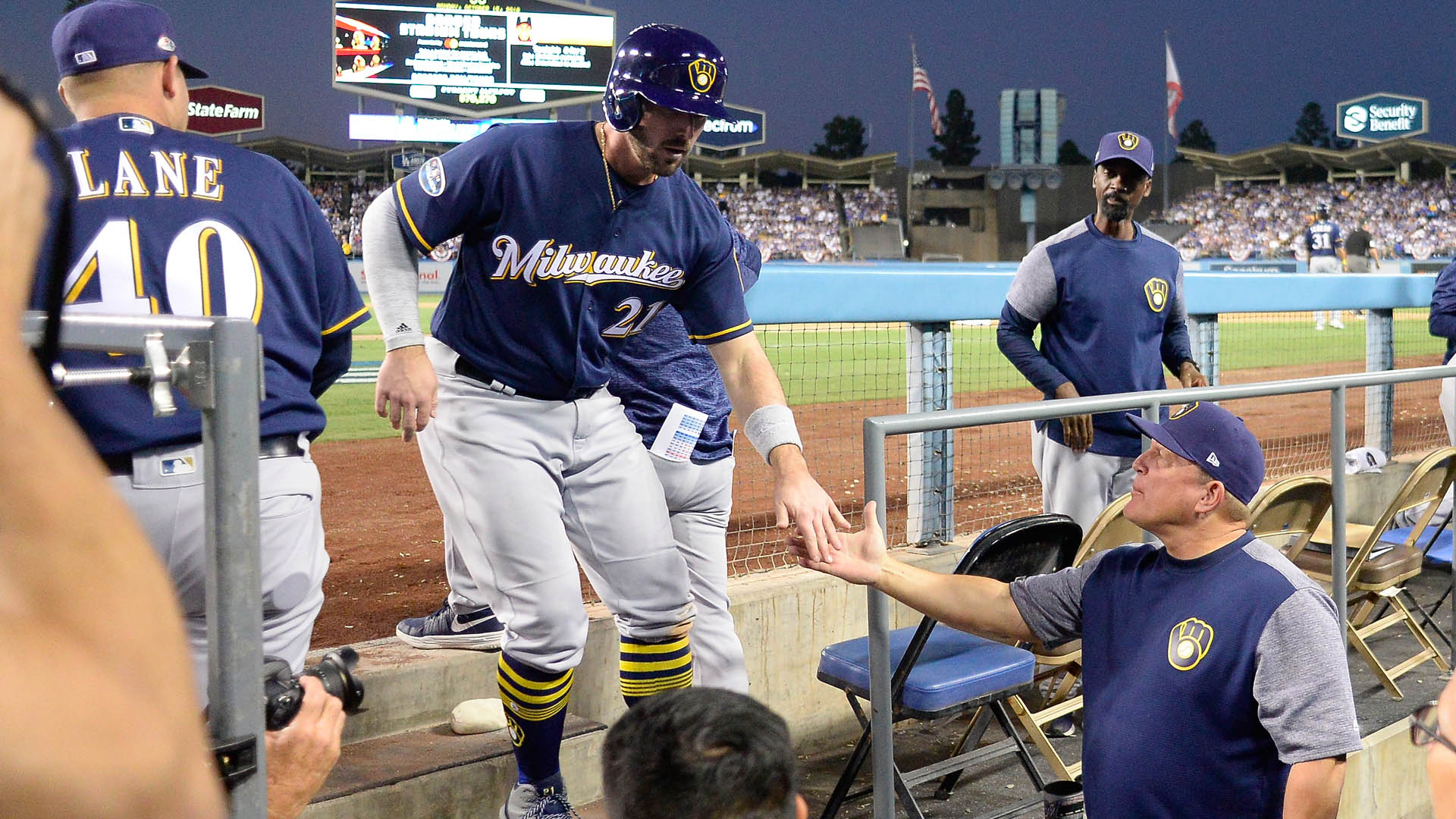 Cerveceros aventajan a los Dodgers en Los Ángeles