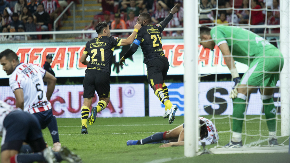 Chivas pierde ante Monarcas y complica pase a la liguilla