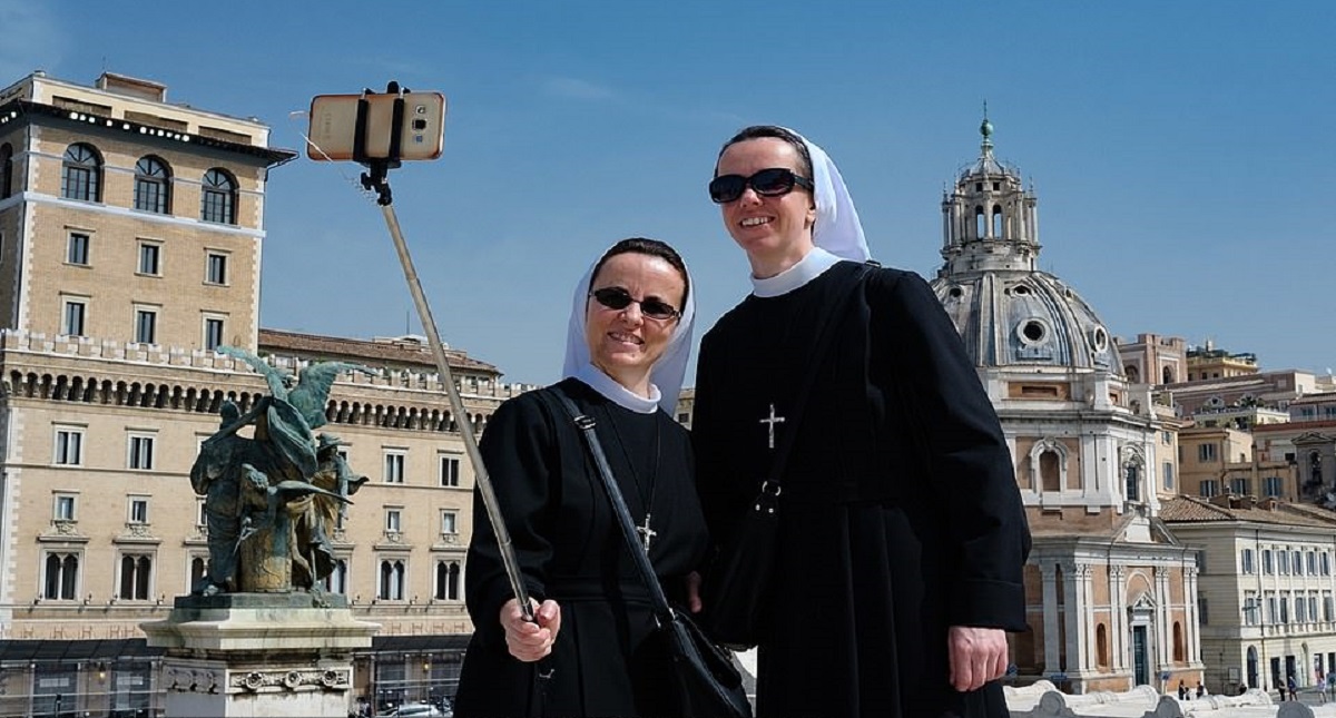 Las fotografías que competirán por ser la mejor a nivel mundial - monjas-en-roma-abril-2018