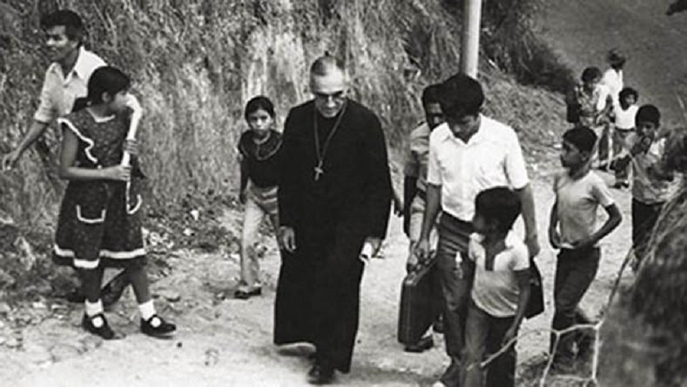 Vaticano canonizará a monseñor Óscar Arnulfo Romero - monsenor-oscar-arnulfo-romero-con-ninos-pobres