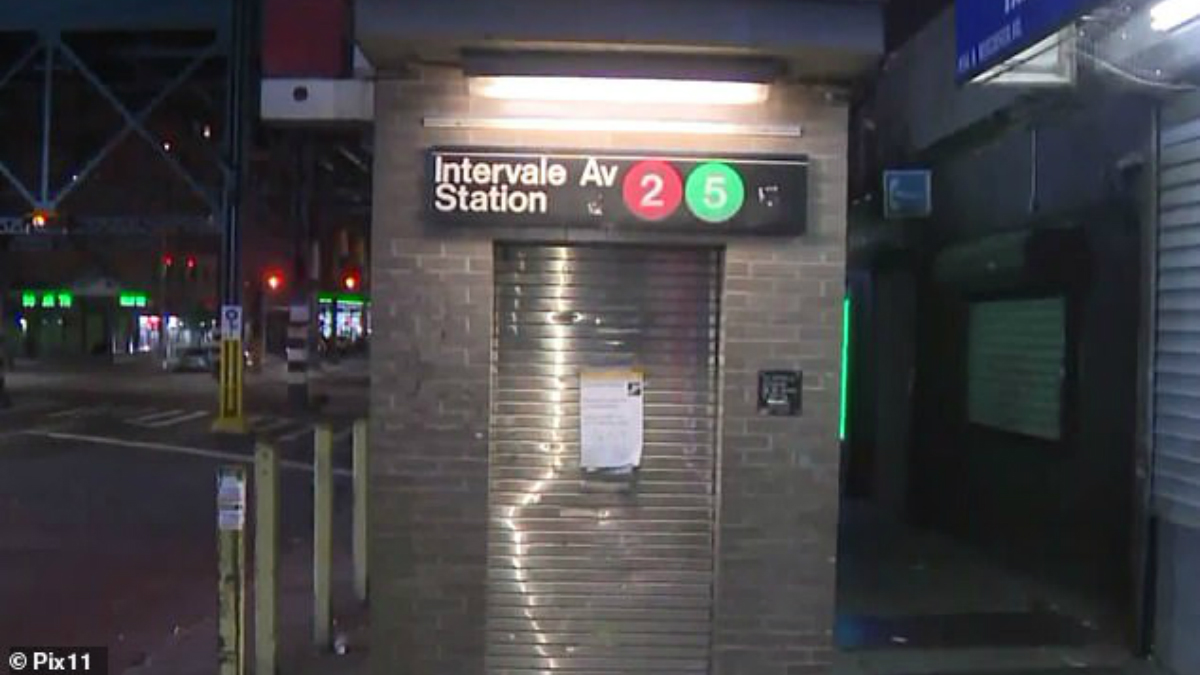 Escalera mecánica estrangula a hombre en Nueva York