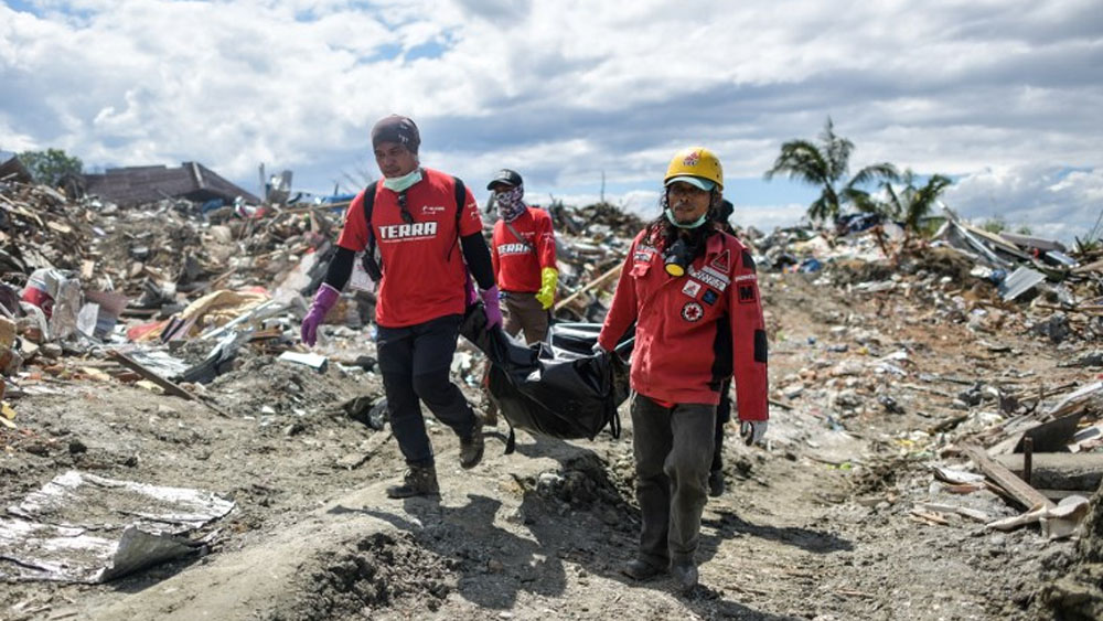 Suman mil 944 muertos tras sismo y tsunami en Indonesia