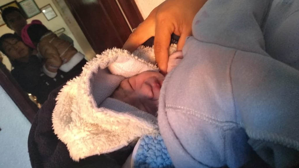 Policía de Nezahualcóyotl auxilia a mujer que dio a luz en vía pública