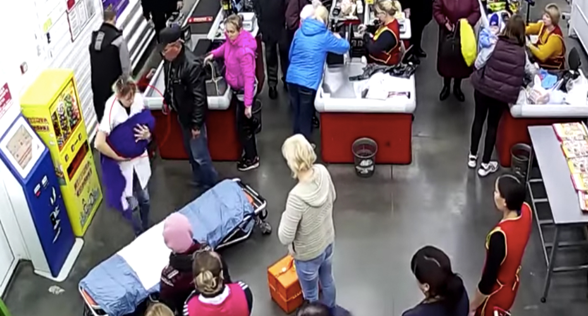 #Video Mujer da a luz cuando pagaba en supermercado