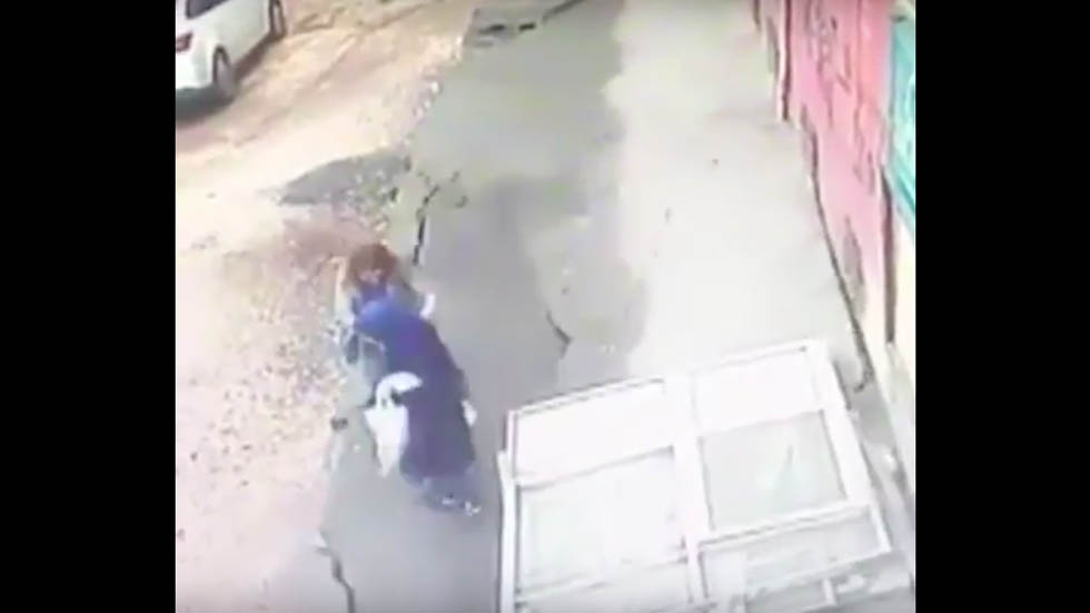 #Video Mujeres caen tras colapso de una acera en Turquía