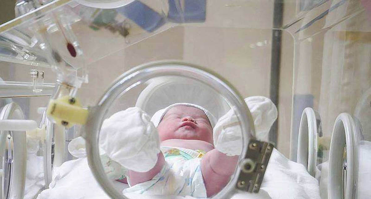 Retoman investigación de nacimiento de bebés sin brazos en Francia