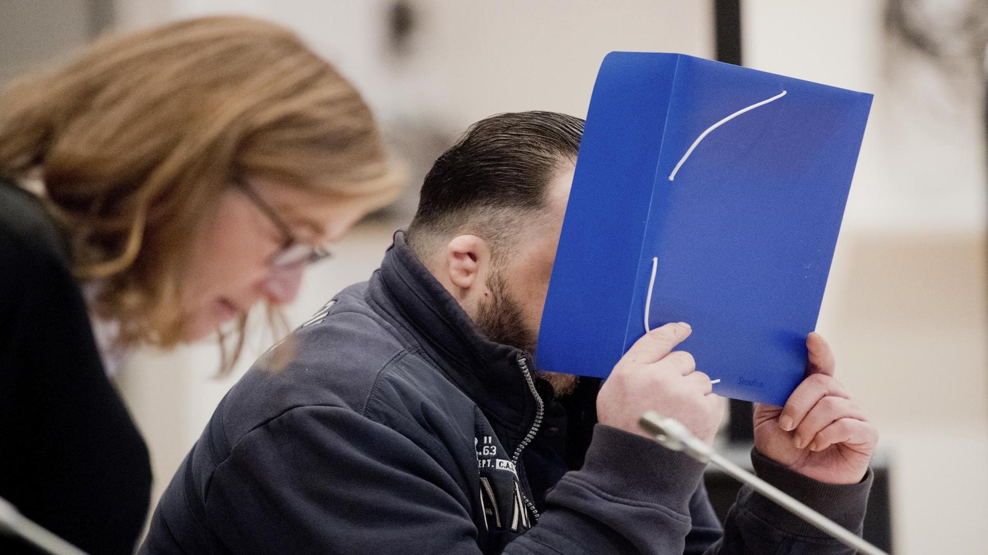 Inicia juicio a enfermero acusado de matar a 100 pacientes